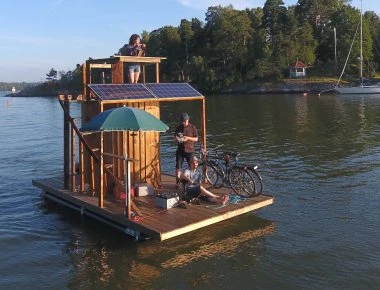 Ο Φιλανδός που θέλει να διασχίσει την Βαλτική πάνω σε πλωτή σάουνα! (βίντεο)